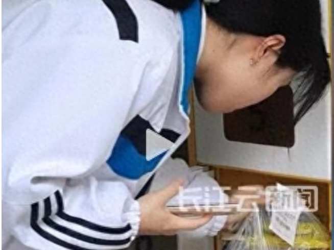 大学生收到外卖发现冰凉申请退款被商家发信息辱骂“出校门早点死